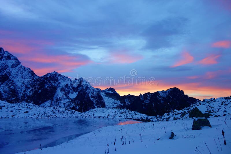 Horské jezero zvané Litvorové pleso ve Vysokých Tatrách při zimním západu slunce, Slovensko