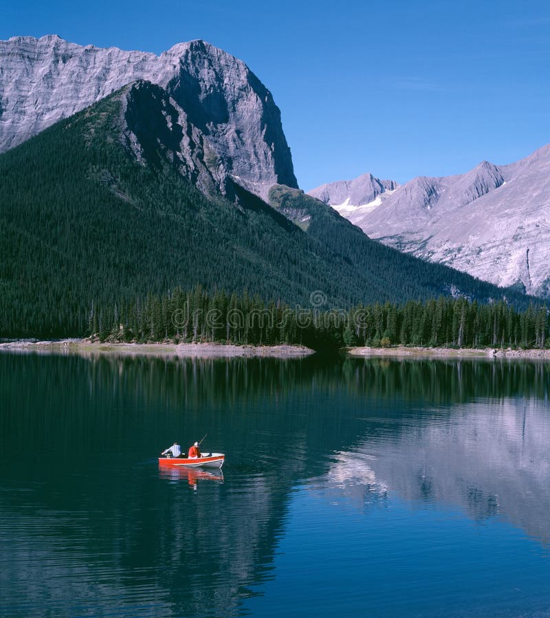 Due pescatori cercare fortuna in una Montagna Rocciosa lago di Kananaskis.