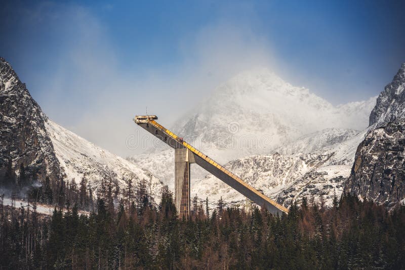 Horské jazero v Národnom parku Vysoké Tatry v zime. Štrbské pleso, Európa, Slovensko. Horská krajina.