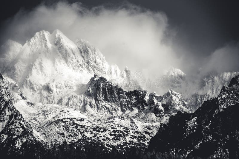 Horské jazero v Národnom parku Vysoké Tatry v zime. Štrbské pleso, Európa, Slovensko. Horská krajina.