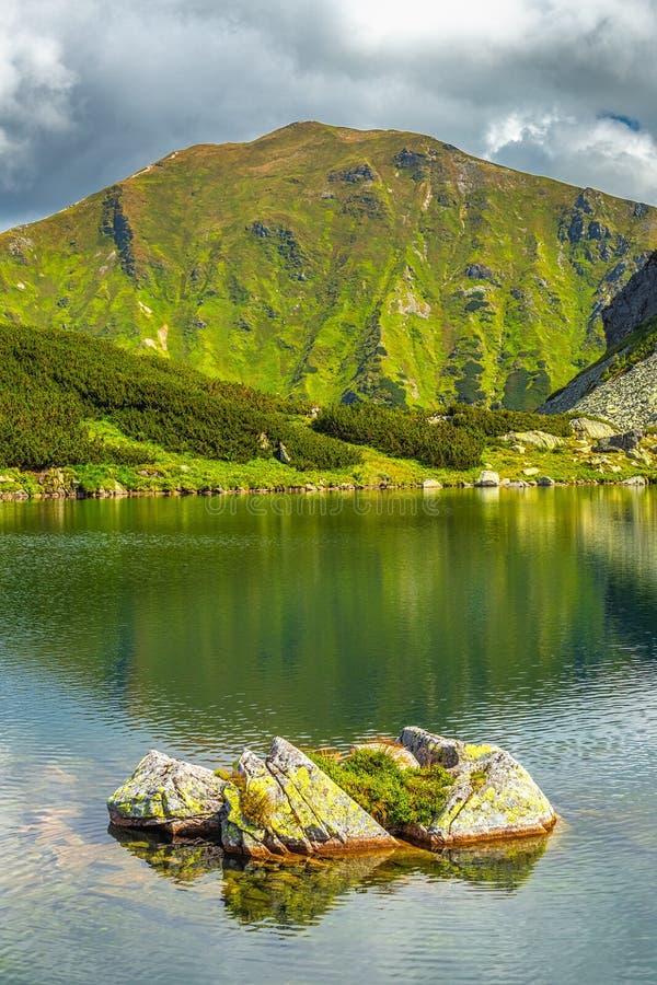 Horské jezero v oblasti Roháče v Tatranském národním parku, Slovensko