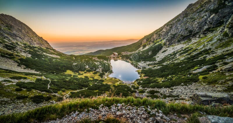 Horské jezero při západu slunce