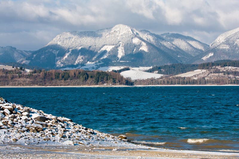 Horské jezero v zimě Tatry
