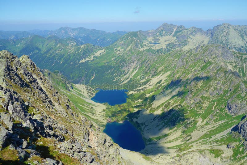 Horská jezera s názvem temnosmrecianske pleso z vrcholu koprovského štítu, tatranský národní park, slovensko