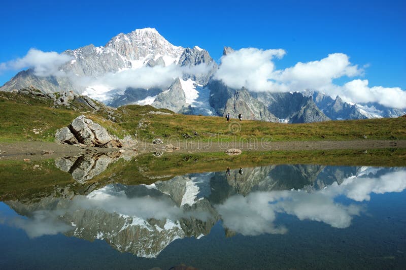 De sur de montana montana rango refleja en, mientras dos lo largo de El camino.