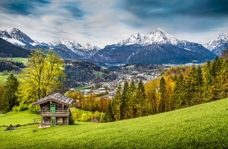 Panorámico de hermoso montana en bávaros Alpes municipio de a macizo en sobre el amanecer, países, Baviera, alemania.