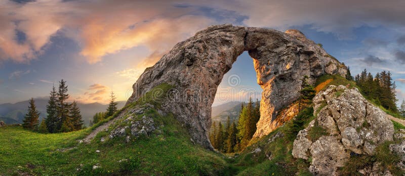 Horská krajina s veľkou skalou pri západe slnka - Nízke Tatry, Slovensko