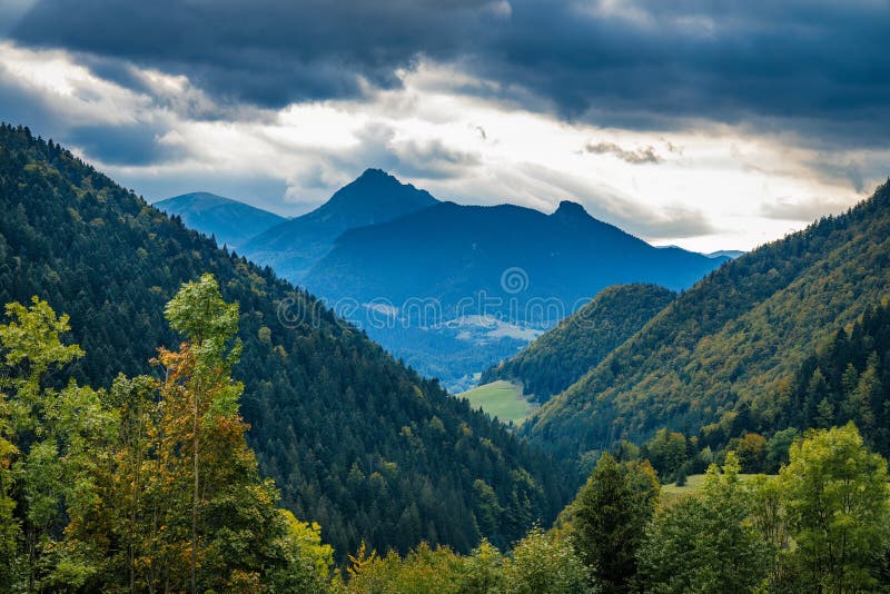 Horská krajina s dramatickou oblohou