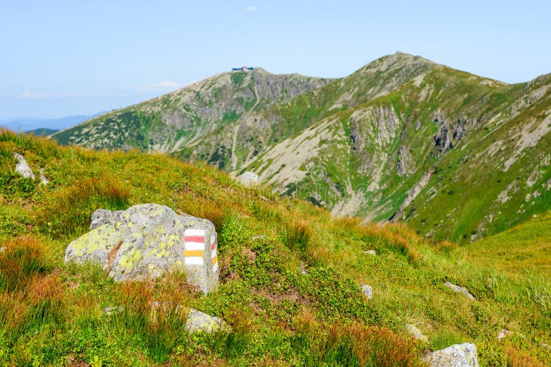 Horská krajina na turistickom chodníku v Nízkych Tatrách na Slovensku. Pohľad na horské štíty a údolia pri turistike pozdĺž hory