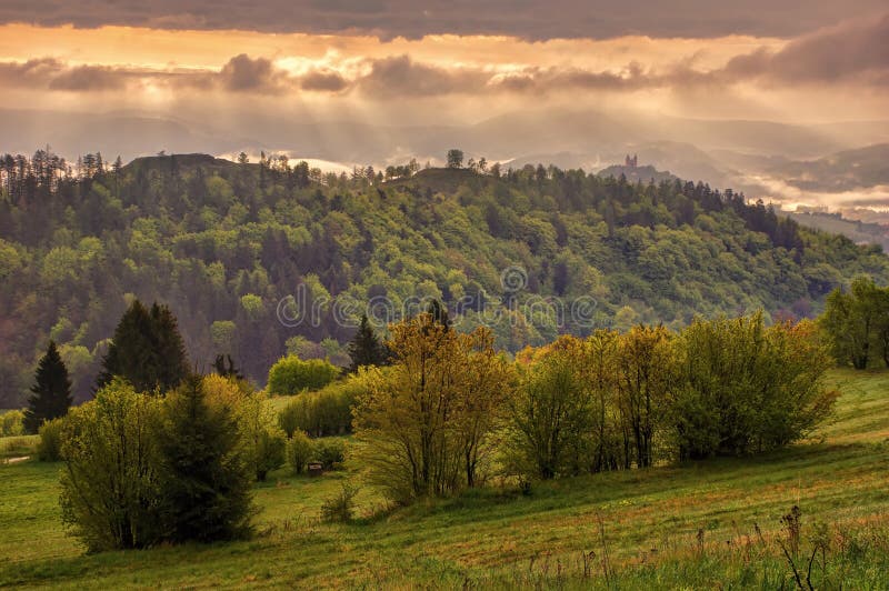 Horská krajina ponorená do hmly, krajina po daždi.