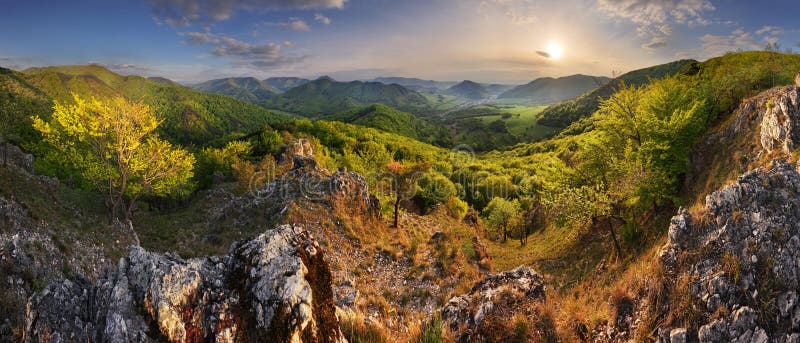 Panorama horskej krajiny na jar pri západe slnka