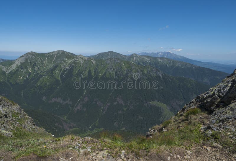 Horská krajina Západních Tater nebo Roháčů s výhledem na Vysoké Tatry s vrcholem Kriváně z turistické stezky na