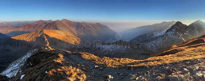 Horské panorama z vrcholu Volovec v Západních Tatrách