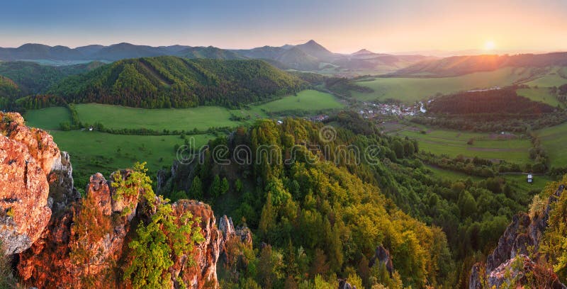 Horské panorama se sluncem