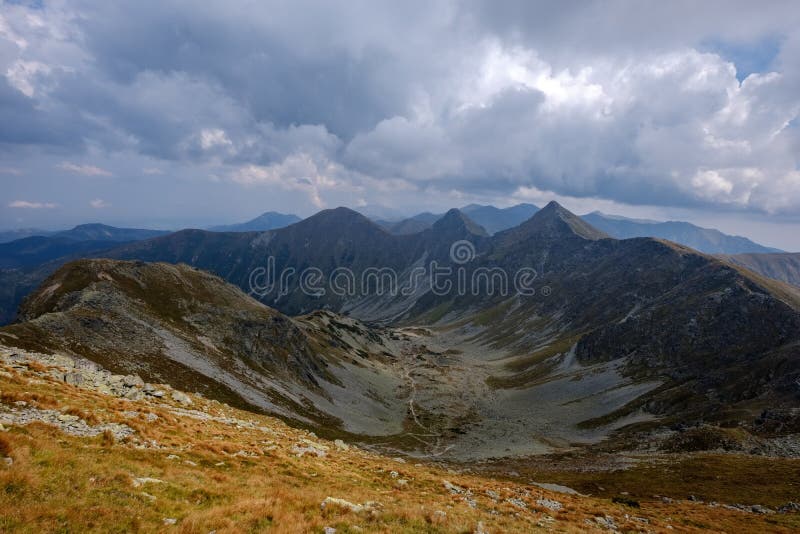 Horská panoráma z vrcholu Baníkov v slovenských Tatrách mo