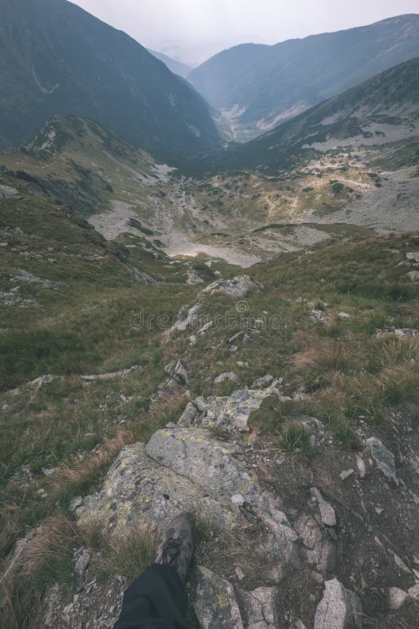 Horské panorama z vrcholu baníkov ve slovenských tatrách se skalnatou krajinou a stíny turistů za jasného dne