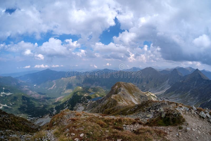 Horské panorama z vrcholu Baníkov ve slovenských Tatrách mo