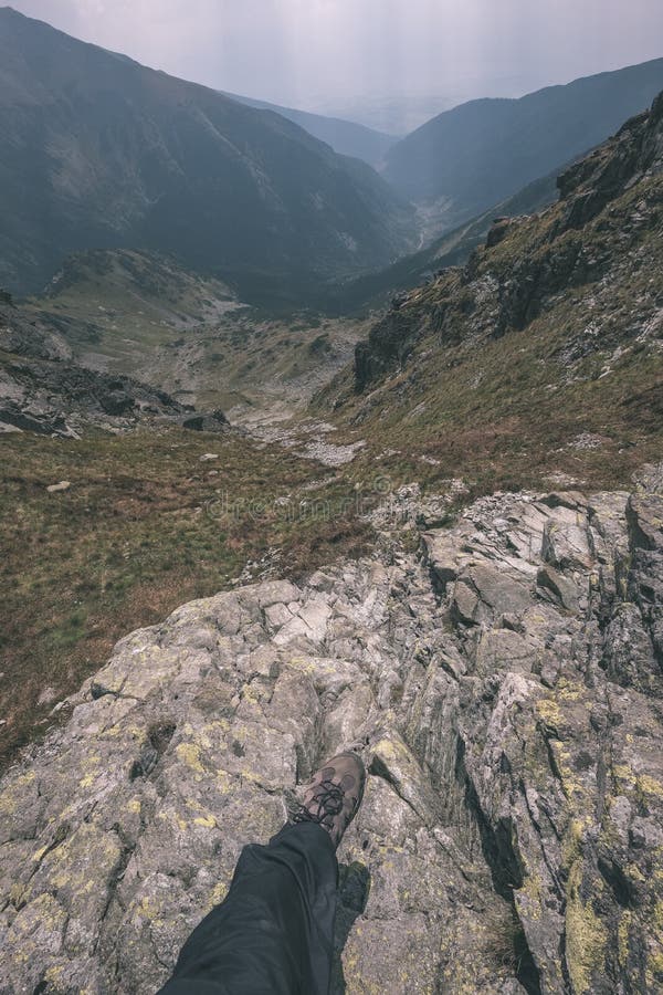 Horské panorama z vrcholu baníkov ve slovenských tatrách se skalnatou krajinou a stíny turistů za jasného dne