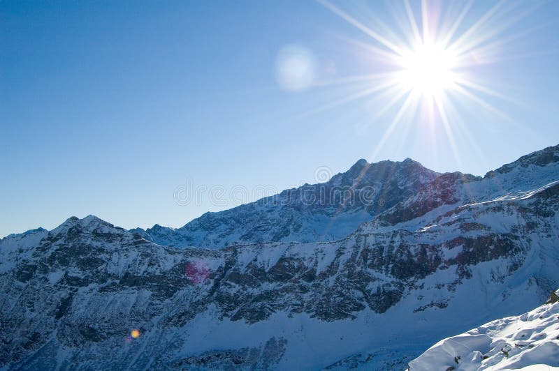 Mountain peak snow sunshine στοκ εικόνα με δικαίωμα ελεύθερης χρήσης