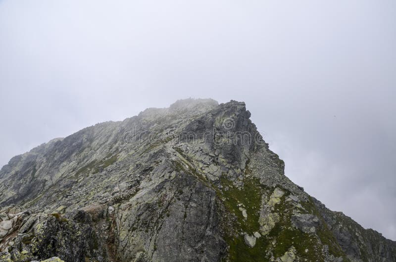 Horské štíty, oblaky a hmla. Vysoké Tatry na Slovensku