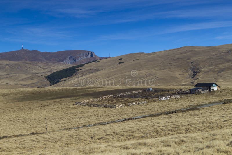 Soleado rancho en montanas de rumania condición.