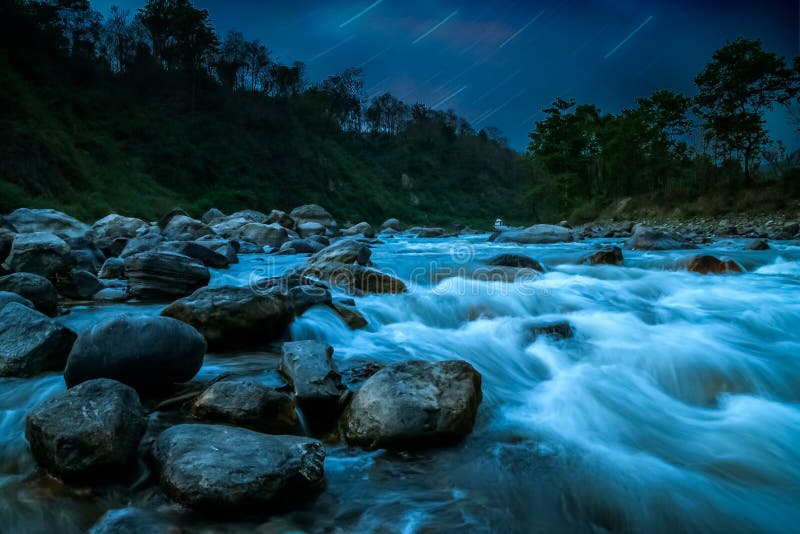 Noche de montana un rio en.