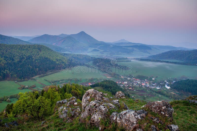 Horská skalnatá krajina v jarním mlhavém ránu. Jemné barvy před východem slunce. Chráněná krajinná oblast Strážovské vrchy