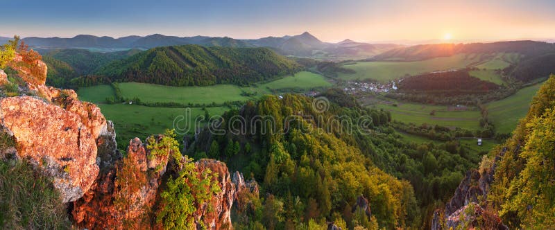 Horské panorama západu slunce