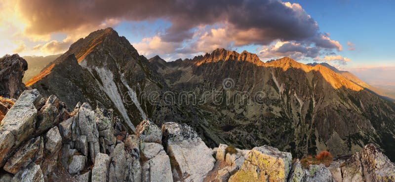 Horská panoráma západu slnka na jeseň na Slovensku