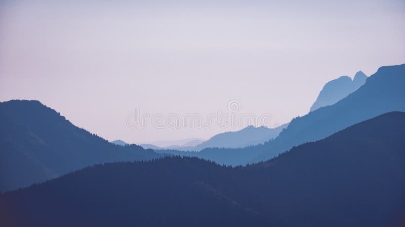 Panoráma vrcholu hory na jeseň pokrytá hmlou alebo oblakmi - vin