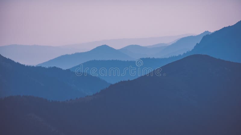 Panorama vrcholu hory na podzim pokryté mlhou nebo mraky - vin