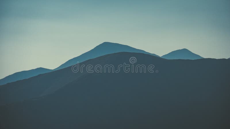 Panoráma vrcholu hory na jeseň pokrytá hmlou alebo oblakmi - vin