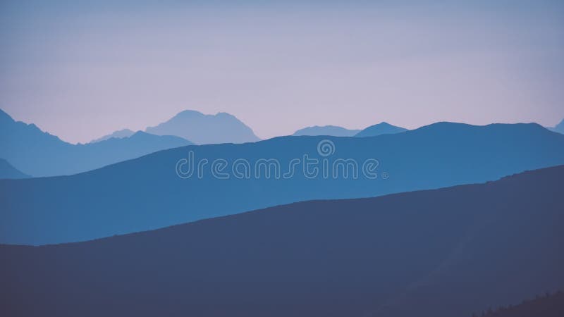 Panorama vrcholu hory na podzim pokryté mlhou nebo mraky - vin