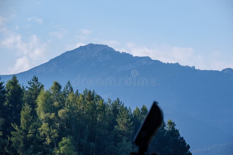 Panorama vrcholu hory na jeseň pokryté hmlou alebo oblaky