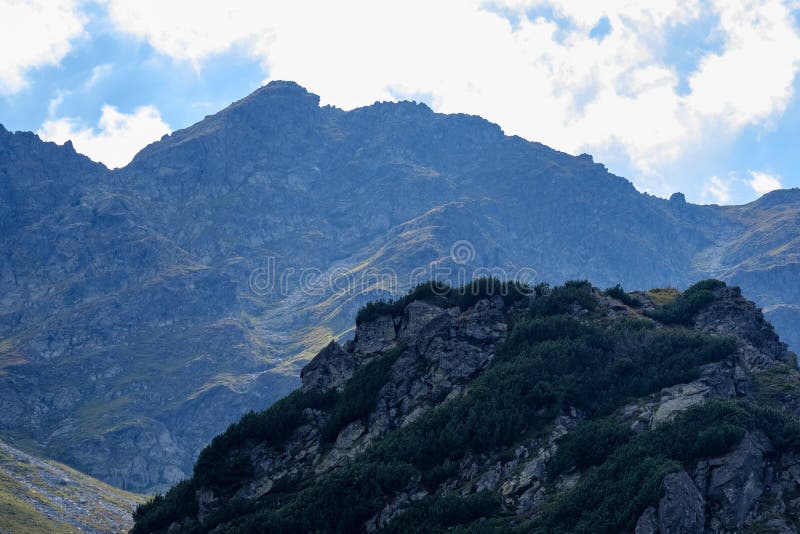 Panorama vrcholu hory na jeseň pokryté hmlou alebo oblaky