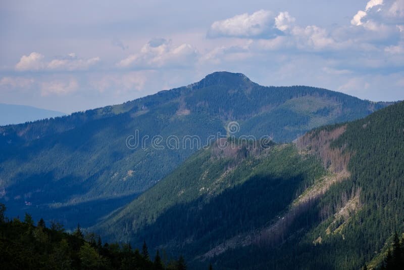 Panorama vrcholu hory na jeseň pokryté hmlou alebo oblaky