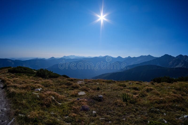 Panorama vrcholu hory na podzim pokryté mlhou nebo mraky