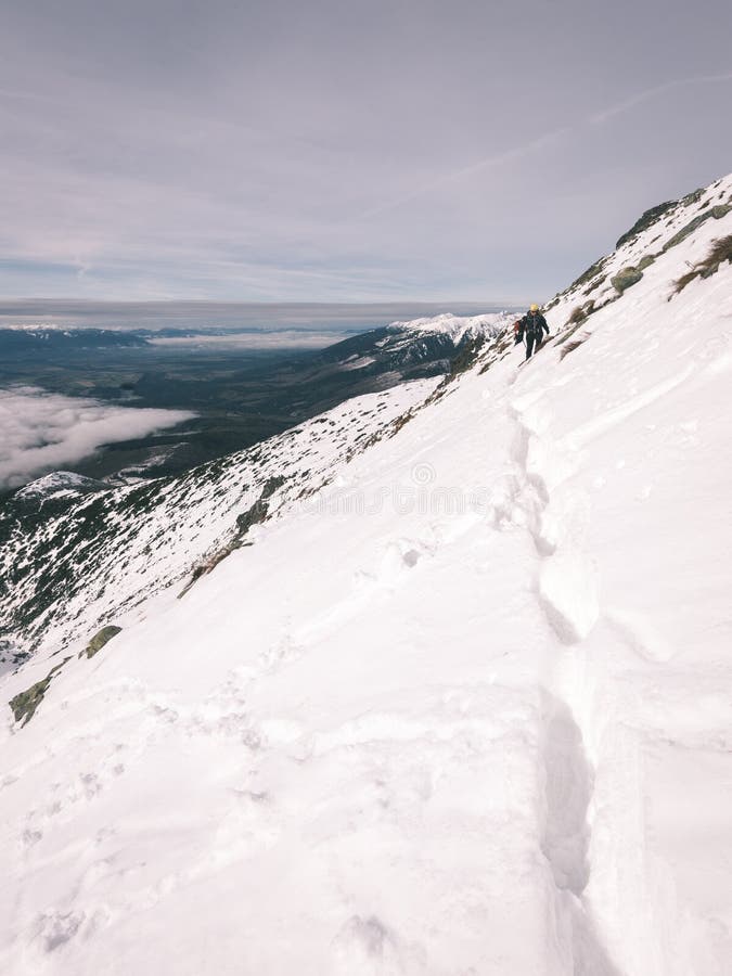 Vrcholy hor v zimě pokryté sněhem - vzhled vintage filmu