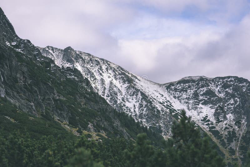 Horské vrcholy v zimě pokryté sněhem - vintage retro vzhled