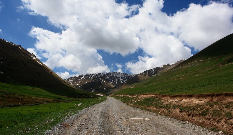 Dirt track vinutí uprostřed hor v blízkosti Jezera song kol, kyrgyzstán, Střední Asie.