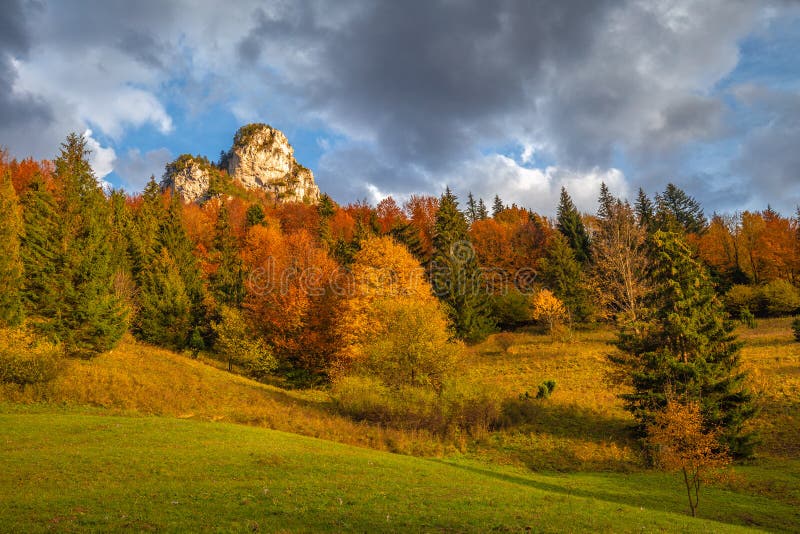 Krajina horského údolia na jeseň