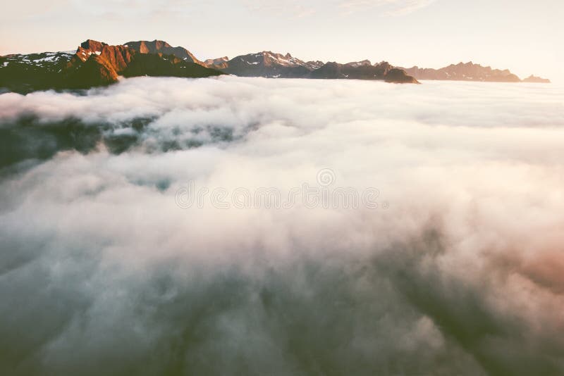 Mountain View acima das rochas do por do sol da paisagem das nuvens