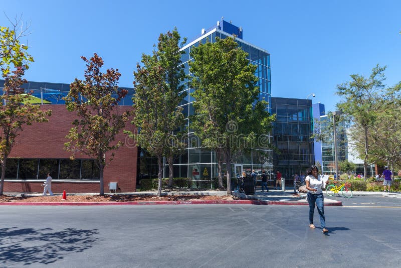 MOUNTAIN VIEW, CA, los E.E.U.U. - 14 de agosto de 2014: Vista exterior de Google fotos de archivo MOUNTAIN VIEW, CA, los E.E.U.U. - 14 de agosto de 2014: Vista exterior de Google fotos de archivo