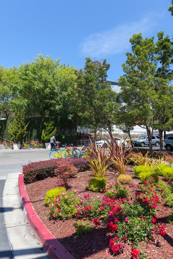 MOUNTAIN VIEW, CA, los E.E.U.U. - 14 de agosto de 2014: Vista exterior de Google foto de archivo MOUNTAIN VIEW, CA, los E.E.U.U. - 14 de agosto de 2014: Vista exterior de Google foto de archivo