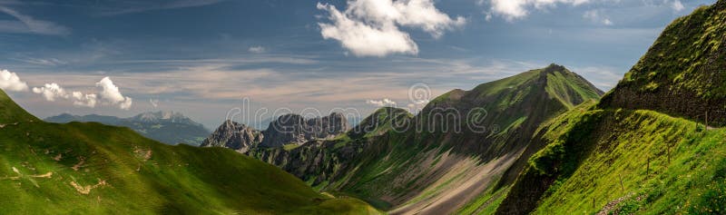 Mountain View cênico do panorama durante o dia ensolarado nos cumes suíços, rothorn do verão do brienzer da caminhada do cume imagem de stock royalty free Mountain View cênico do panorama durante o dia ensolarado nos cumes suíços, rothorn do verão do brienzer da caminhada do cume imagem de stock royalty free