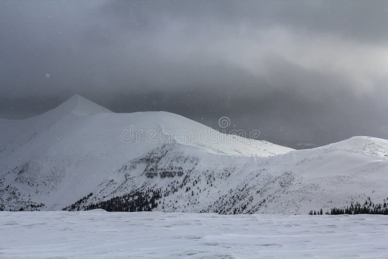 Mountain View d'hiver en montagnes carpathiennes avec les nuages dramatiques image libre de droits Mountain View d'hiver en montagnes carpathiennes avec les nuages dramatiques image libre de droits