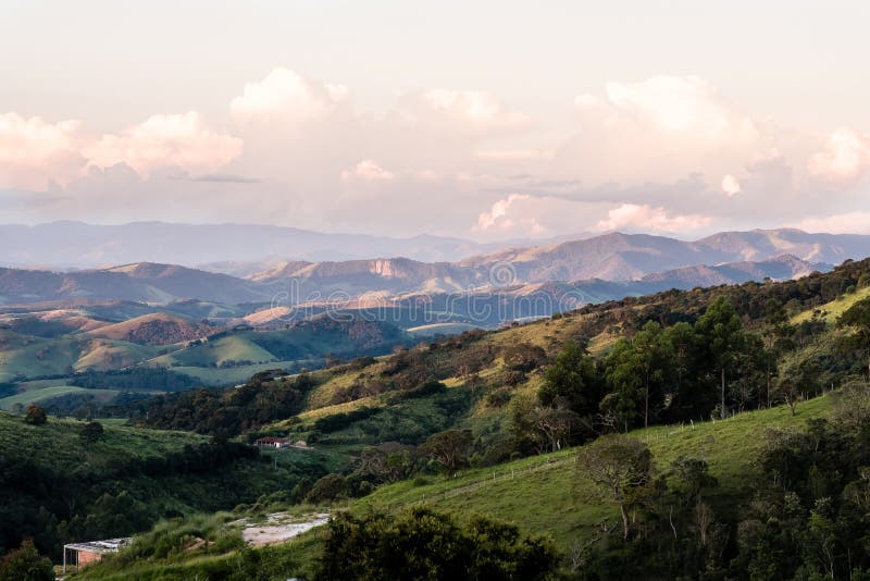 Mountain View da exploração agrícola em Cunha, Sao Paulo Cordilheira em t