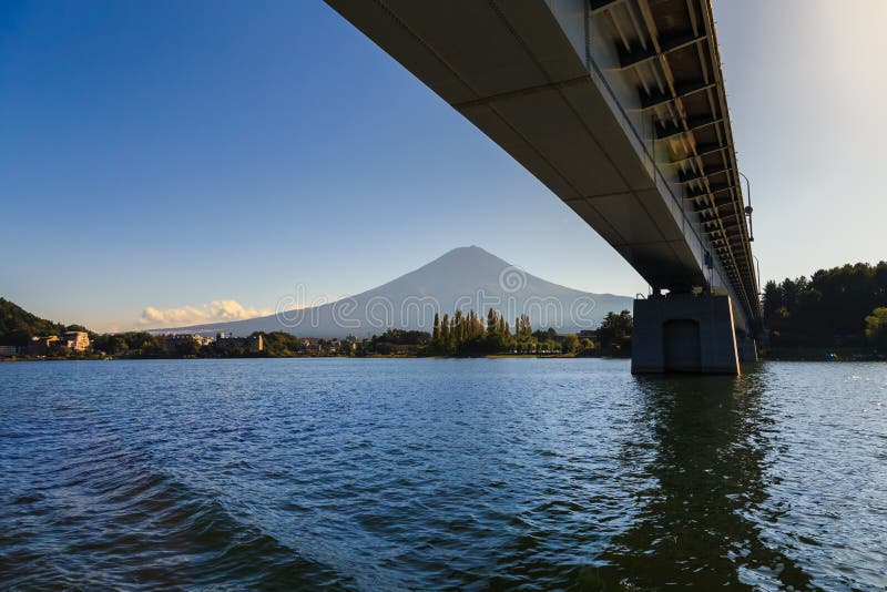 Mountain View de Fuji de ferry de lac Kawaguchi avec le pont, Kawaguchigo, Japon image libre de droits Mountain View de Fuji de ferry de lac Kawaguchi avec le pont, Kawaguchigo, Japon image libre de droits