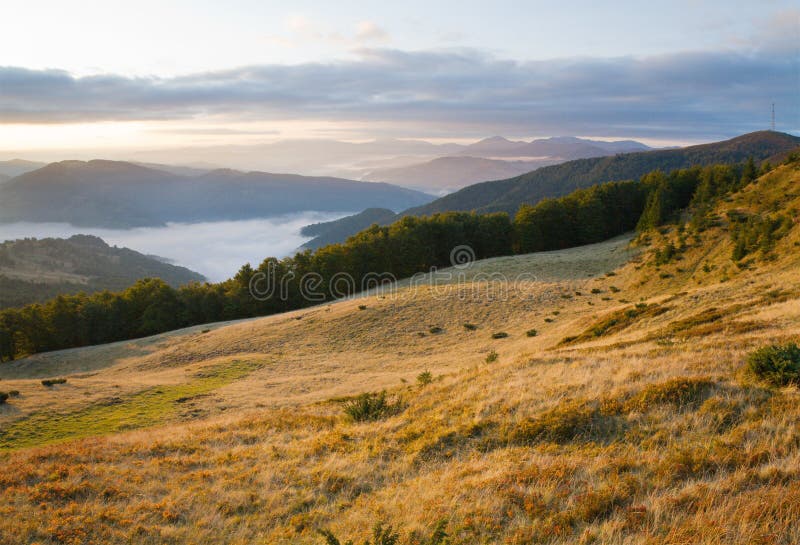 Mountain View de lever de soleil d'automne image stock Mountain View de lever de soleil d'automne image stock
