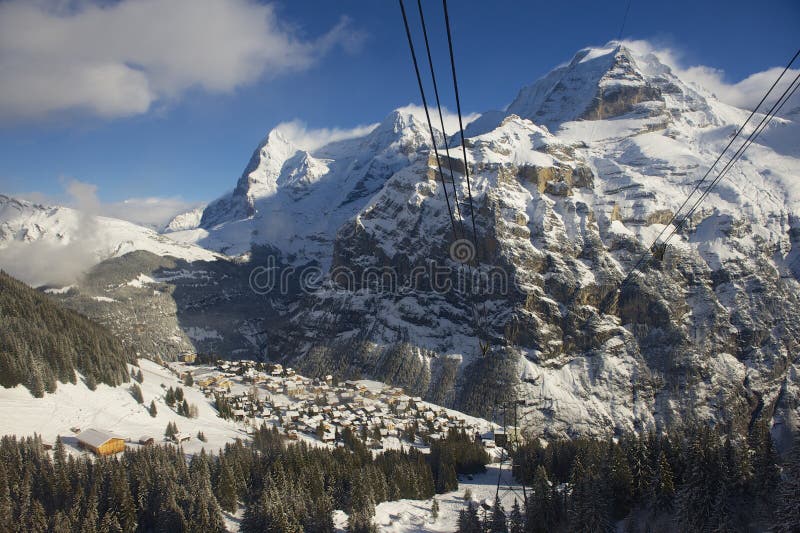 Mountain View do inverno à vila de Murren e estância de esqui do teleférico a Schilthorn, Suíça imagem de stock royalty free Mountain View do inverno à vila de Murren e estância de esqui do teleférico a Schilthorn, Suíça imagem de stock royalty free